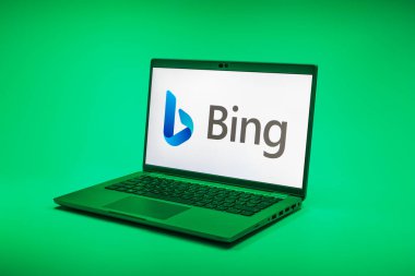 Prag, Çek Cumhuriyeti - 02 21 2025: Bing logosunu gösteren dizüstü bilgisayar.