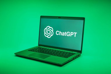 Prag, Çek Cumhuriyeti - 02 21 2025: ChatGPT logosunu gösteren dizüstü bilgisayar.