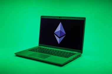 Prag, Çek Cumhuriyeti - 02 21 2025: Ethereum logosunu gösteren dizüstü bilgisayar.
