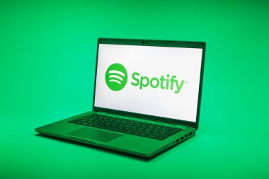 Prag, Çek Cumhuriyeti - 02 21 2025: Spotify logosunu gösteren dizüstü bilgisayar.