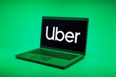 Prag, Çek Cumhuriyeti - 02 21 2025: Uber logosunu gösteren dizüstü bilgisayar.