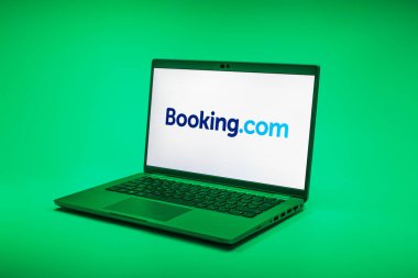 Prag, Çek Cumhuriyeti - 02 21 2025: Booking.com logosunu gösteren dizüstü bilgisayar.