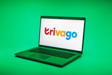 Prag, Çek Cumhuriyeti - 02 21 2025: Trivago logosunu gösteren dizüstü bilgisayar.