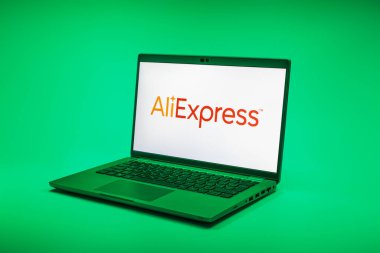 Prag, Çek Cumhuriyeti - 02 21 2025: AliExpress logosunu gösteren dizüstü bilgisayar.