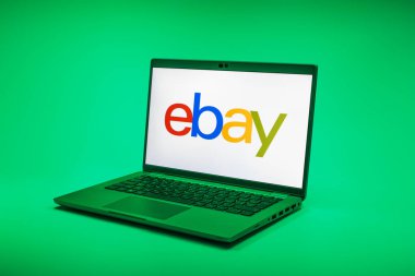 Prag, Çek Cumhuriyeti - 02 21 2025: Ebay logosunu gösteren dizüstü bilgisayar.