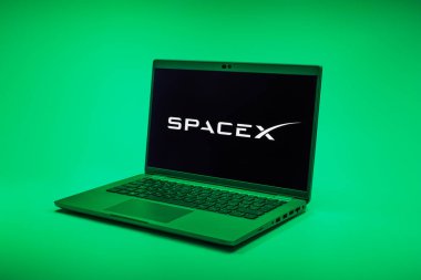 Prag, Çek Cumhuriyeti - 02 21 2025: SpaceX logosunu gösteren dizüstü bilgisayar.