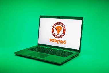 Prag, Çek Cumhuriyeti - 02 21 2025: Popeyes logosunu gösteren dizüstü bilgisayar.