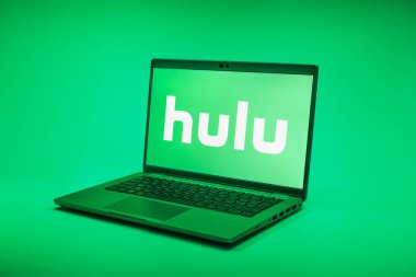 Prag, Çek Cumhuriyeti - 02 21 2025: Hulu logosunu gösteren dizüstü bilgisayar.