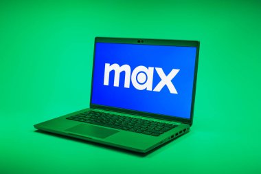 Prag, Çek Cumhuriyeti - 02-21-2025: Max logosunu gösteren dizüstü bilgisayar.