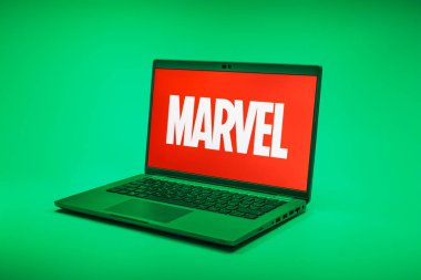 Prag, Çek Cumhuriyeti - 02 21 2025: Marvel logosunu gösteren dizüstü bilgisayar.