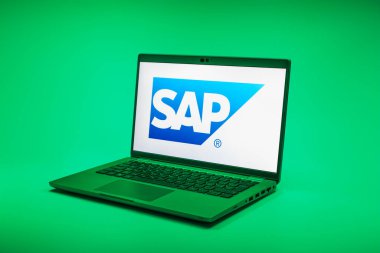 Prag, Çek Cumhuriyeti - 02 21 2025: SAP logosunu gösteren dizüstü bilgisayar.