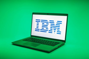 Prag, Çek Cumhuriyeti - 02 21 2025: Yüzeyde IBM logosu gösteren dizüstü bilgisayar.