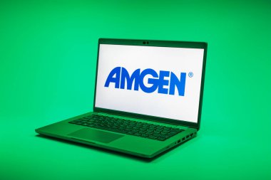 Prag, Çek Cumhuriyeti - 02 21 2025: Amgen logosunu gösteren dizüstü bilgisayar.