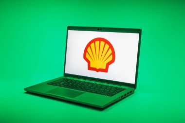 Prag, Çek Cumhuriyeti - 02 21 2025: Kabuk logosunu gösteren dizüstü bilgisayar.