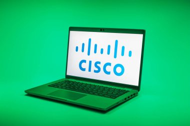 Prag, Çek Cumhuriyeti - 02 21 2025: Cisco logosunu gösteren dizüstü bilgisayar.