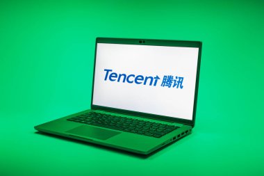 Prag, Çek Cumhuriyeti - 02 21 2025: Tencent logosunu gösteren dizüstü bilgisayar.