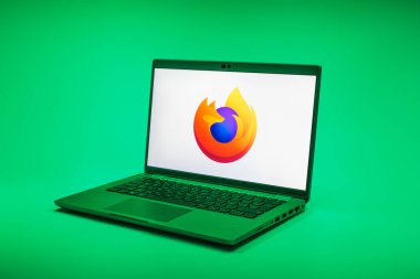 Prag, Çek Cumhuriyeti - 02 21 2025: Firefox logosunu gösteren dizüstü bilgisayar.