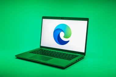 Prag, Çek Cumhuriyeti - 02 21 2025: Edge logosunu gösteren dizüstü bilgisayar.