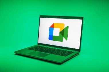 Prag, Çek Cumhuriyeti - 02 21 2025: Google Meet logosunu gösteren dizüstü bilgisayar.