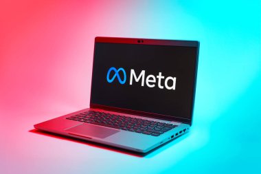 Prag, Çek Cumhuriyeti - 02 21 2025: Meta logosunu gösteren dizüstü bilgisayar.