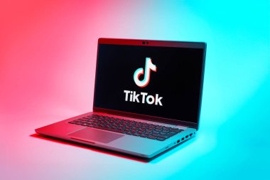 Prag, Çek Cumhuriyeti - 02 21 2025: TikTok logosunu gösteren dizüstü bilgisayar.