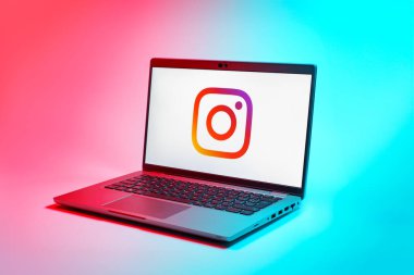 Prag, Çek Cumhuriyeti - 02 21 2025: Instagram logosu gösteren dizüstü bilgisayar.