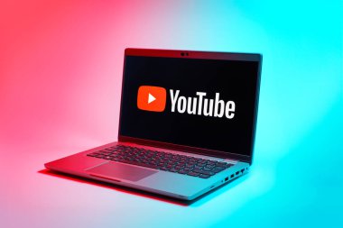 Prag, Çek Cumhuriyeti - 02 21 2025: Youtube logosunu gösteren dizüstü bilgisayar.