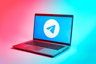 Prag, Çek Cumhuriyeti - 02 21 2025: Telegram logosunu gösteren dizüstü bilgisayar.