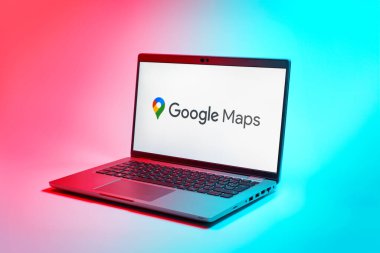 Prag, Çek Cumhuriyeti - 02 21 2025: Google Maps logosunu gösteren dizüstü bilgisayar.