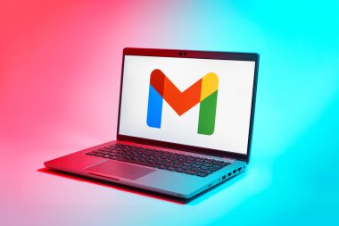 Prag, Çek Cumhuriyeti - 02 21 2025: Google Gmail logosunu gösteren dizüstü bilgisayar.