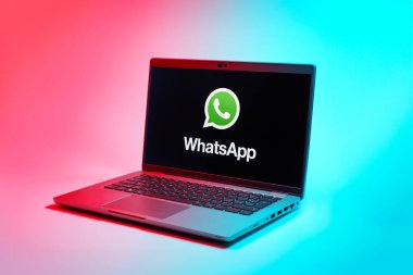 Prag, Çek Cumhuriyeti - 02 21 2025: yüzeyde WhatsApp logosunu gösteren dizüstü bilgisayar.