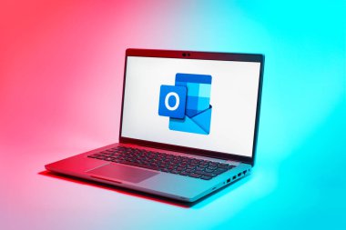 Prag, Çek Cumhuriyeti - 02 21 2025: Laptop Outlook logosunu gösteriyor.