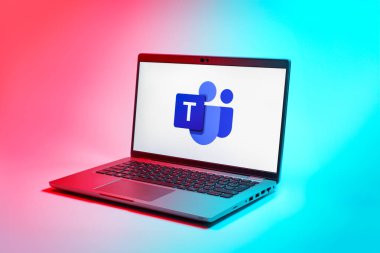 Prag, Çek Cumhuriyeti - 02 21 2025: Takım logosunu gösteren dizüstü bilgisayar.