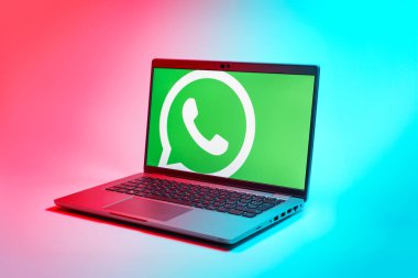 Prag, Çek Cumhuriyeti - 02 21 2025: yüzeyde WhatsApp logosunu gösteren dizüstü bilgisayar.