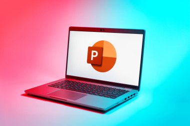 Prag, Çek Cumhuriyeti - 02 21 2025: Powerpoint logosunu gösteren dizüstü bilgisayar.