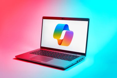 Prag, Çek Cumhuriyeti - 02 21 2025: Yüzeyde Copilot logosu gösteren dizüstü bilgisayar.