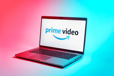 Prag, Çek Cumhuriyeti - 02-21-2025: Prime Video logosunu gösteren dizüstü bilgisayar.