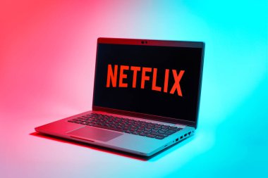 Prag, Çek Cumhuriyeti - 02 21 2025: Netflix logosunu gösteren dizüstü bilgisayar.