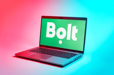 Prag, Çek Cumhuriyeti - 02 21 2025: Bolt logosunu gösteren dizüstü bilgisayar.