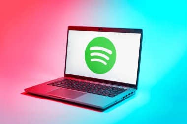 Prag, Çek Cumhuriyeti - 02 21 2025: Spotify logosunu gösteren dizüstü bilgisayar.
