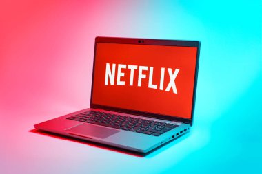 Prag, Çek Cumhuriyeti - 02 21 2025: Netflix logosunu gösteren dizüstü bilgisayar.