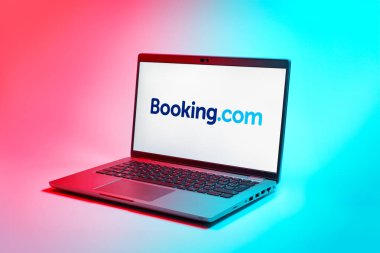 Prag, Çek Cumhuriyeti - 02 21 2025: Booking.com logosunu gösteren dizüstü bilgisayar.