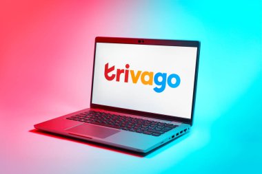 Prag, Çek Cumhuriyeti - 02 21 2025: Trivago logosunu gösteren dizüstü bilgisayar.