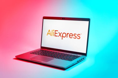 Prag, Çek Cumhuriyeti - 02 21 2025: AliExpress logosunu gösteren dizüstü bilgisayar.