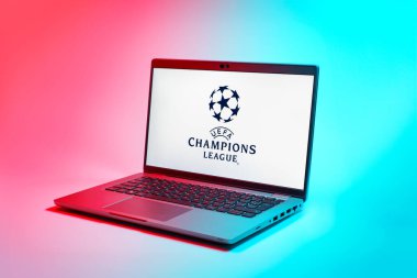Prag, Çek Cumhuriyeti - 02 21 2025: Şampiyonlar Ligi logosunu gösteren dizüstü bilgisayar.
