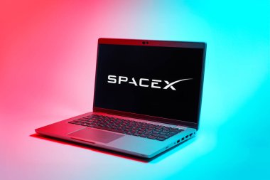 Prag, Çek Cumhuriyeti - 02 21 2025: SpaceX logosunu gösteren dizüstü bilgisayar.