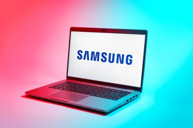 Prag, Çek Cumhuriyeti - 02 21 2025: Samsung logosunu gösteren dizüstü bilgisayar.