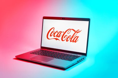 Prag, Çek Cumhuriyeti - 02 21 2025: Coca-Cola logosunu gösteren dizüstü bilgisayar.