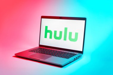 Prag, Çek Cumhuriyeti - 02 21 2025: Hulu logosunu gösteren dizüstü bilgisayar.