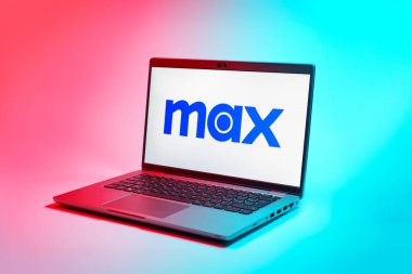 Prag, Çek Cumhuriyeti - 02-21-2025: Max logosunu gösteren dizüstü bilgisayar.